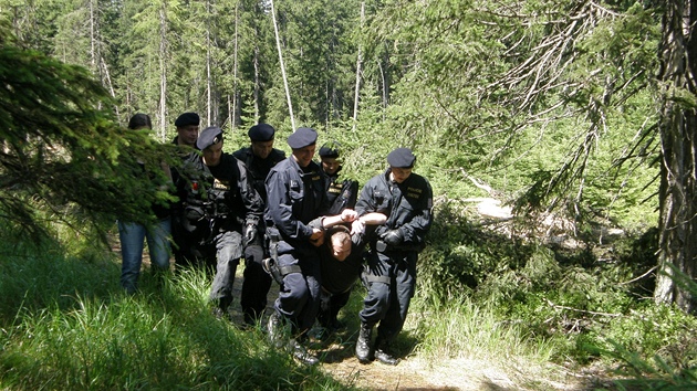 Policie se k aktivistm chová hrub, kritizije eský helsinský výbor. Ilustraní foto