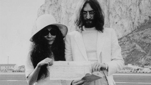 Originln obleen pro svou svatbu zvolila Yoko Ono: bl miniaty, podkolenky a klobouk.