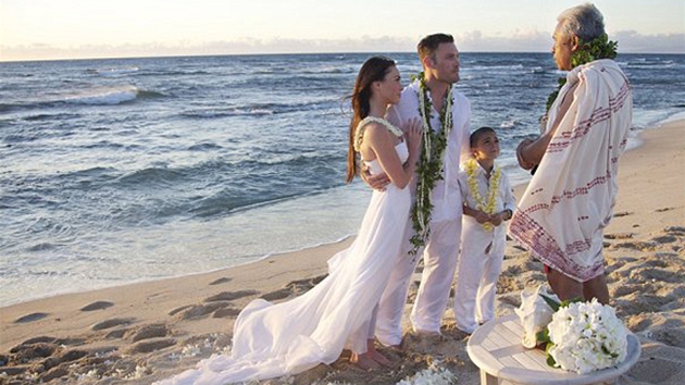 Megan Foxov se s Brianem Austinem Greenem v roce 2010 vzali na Havaji. Hereka obad absolvovala bos ve vzdunch ifonovch atech z kolekce Armani Priv.