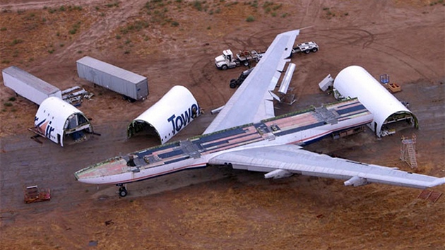 Pohled na rozezaný Boeing 747. Za jednotlivé ásti Boeingu dala majitelka v