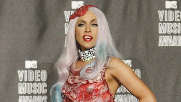 Prohldnte si nejlenj outfity Lady Gaga, kter je jimi proslul. Prozatm nejkontroverznjm modelem byly aty z masa, ve kterch se objevila na MTV Video Music Awards v roce 2010.