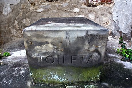 V Nerudov ulici je místo sochy Jana tursy s názvem Toileta jen podstavec.