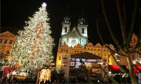 První adventní sobotu se na Staromstském námstí rozsvítil vánoní strom pvodem z Vrchlabí.