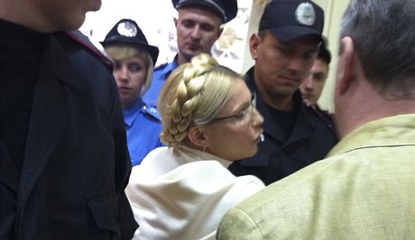Julija Tymoenková u soudu (16. srpna 2011)