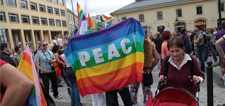 astnci pochodu v rmci akce Prague Pride v ulicch Prahy