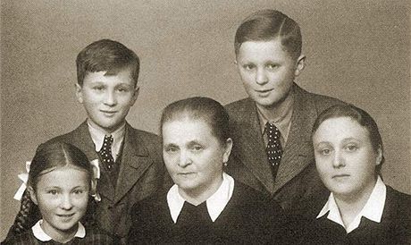 Rodina Maínových za války, rok 1944.  V popedí zleva: Zdena Maínová, babika...