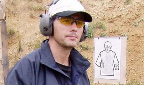 Pavel erný, bývalý policejní instruktor pro speciální zbran.
