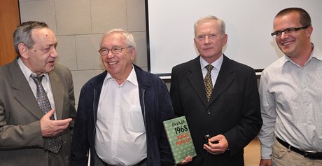 Publikaci "Invaze 1968. Ruský pohled" pedstavili 18. srpna v Praze (zleva)