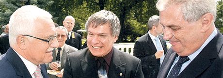 Jaroslav Barták s prezidentem Klausem a expremiérem Zemanem na státním svátku