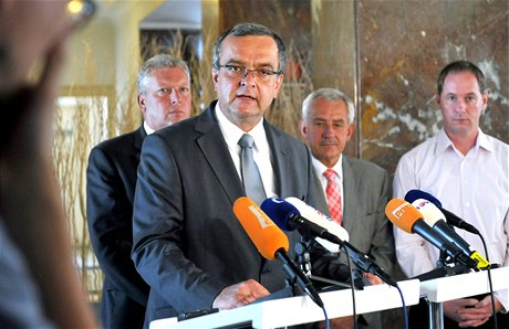 Ministr financ Miroslav Kalousek na tiskov konferenci ke spornm vrokm