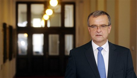 Ministr financ Miroslav Kalousek pichz na schzi vldy. (10. srpna 2011)