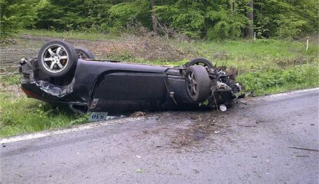 Auto po tragické nehod zstalo na stee. (15. kvtna 2010)