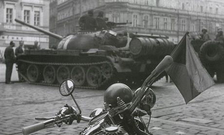 Sovtský tank s bílým pruhem, znaícím píslunost k okupaním vojskm, na Senováném námstí v Praze.