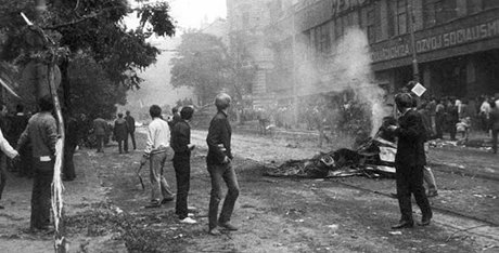 Boje u budovy eskoslovenského rozhlasu, 21.srpna 1968. Národní archiv