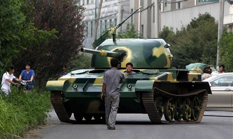 Repliku ruského tanku T60 si doma vyrobil ínský kutil. Te ho tí obdivné