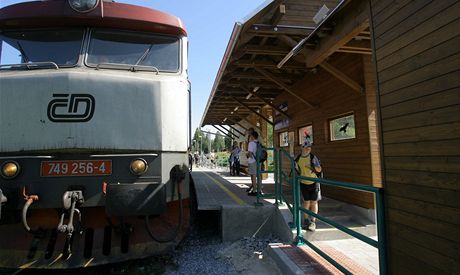 Vlaky mezi eskými Budjovicemi a Hlubokou nad Vltavou nabírají zpodní kvli pokození trakního vedení na trati. Ilustraní snímek.