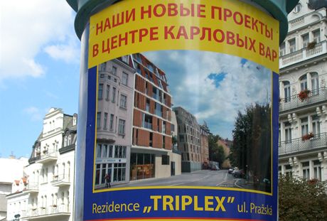 Karlovy Vary jsou plné reklam pouze v cizích jazycích, nejvíce v rutin, ale i