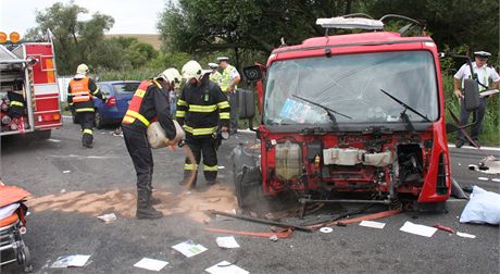 U obce Stlky na Kromsku se srazilo auto, kamion a autobus, ve kterm