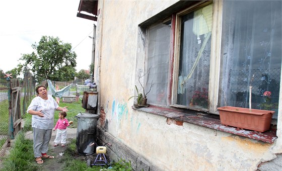 Drání domek v Krtech, do nj pachatelé vhodili zápalnou láhev