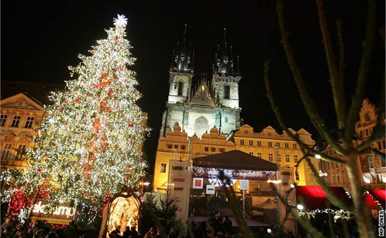 První adventní sobotu se na Staromstském námstí rozsvítil vánoní strom pvodem z Vrchlabí.