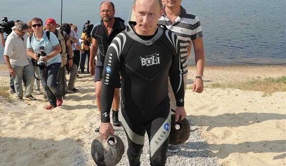 Archeolog Vladimír Putin se svým úlovkem (11. srpna 2011)