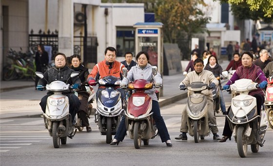 patn zaparkovaný moped zaehl nepokoje v chudém regionu. Ilustraní foto