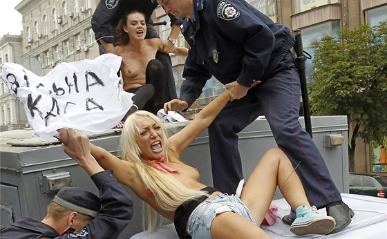 Aktivistky z hnutí Femen protestují proti procesu s expremiérkou Julijí