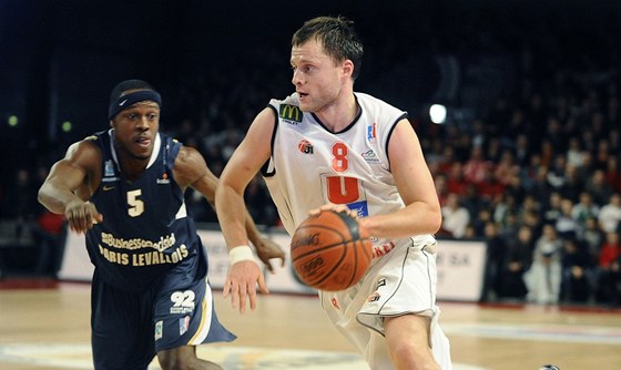 Arvydas Eitutaviius (s míem) je jednou z posil basketbalového Prostjova.