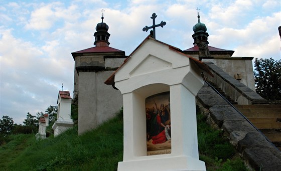 Na poátku srpna byly do výklenkových kaplí kíové cesty umístny obrazy akademického malíe Radomila Klouzy, které vytvoil podle dobových analogií.