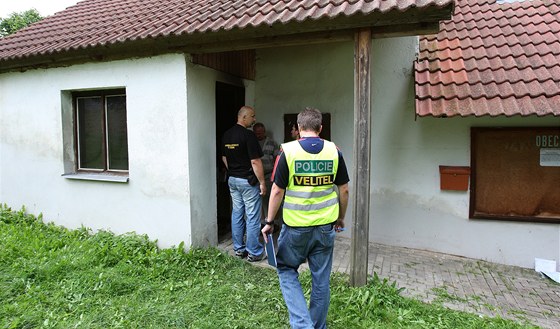 Vyetovatelé ped lisovským obecním úadem, který pokodil neznámý há.