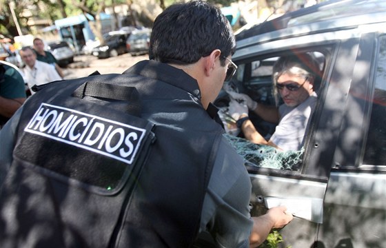 Braziltí policisté prohledávají auto zastelené soudkyn Patricie Acioli (12. 8. 2011)