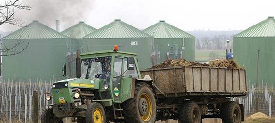 Stále více lidí získává energii po vlastní ose. Napíklad v bioplynových stanicích. Na snímku bioplynka ve Velkém Karlov.