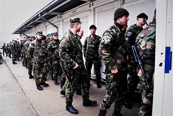 eská základna ajkovac v Kosovu (2008). Vojáci ekají ve front na obd.