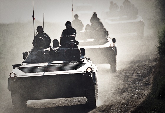 Bojová vozidla pchoty eské armády v Kosovu. Ilustraní snímek.