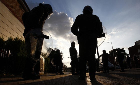 Poádková policie steí ulice východního Londýna (9. srpna 2011)