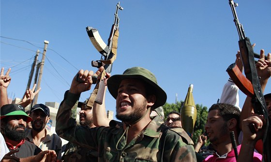 Libyjtí rebelové slaví proniknutí do msta Závíja. (14. srpna 2011)