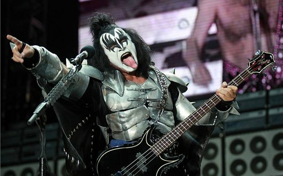 Gene Simmons svými výroky pipravil kapelu Kiss o monost zahrát si na výroním koncertu pro Michaela Jacksona.