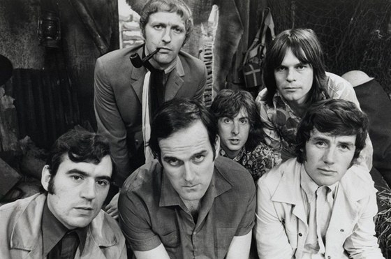 Skupina Monty Python (1969) - Dole zleva: Terry Jones, John Cleese a Michael...