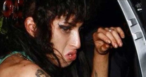 výcarská politická strana Junge SVP zneuila fotografii Amy Winehouse ve své