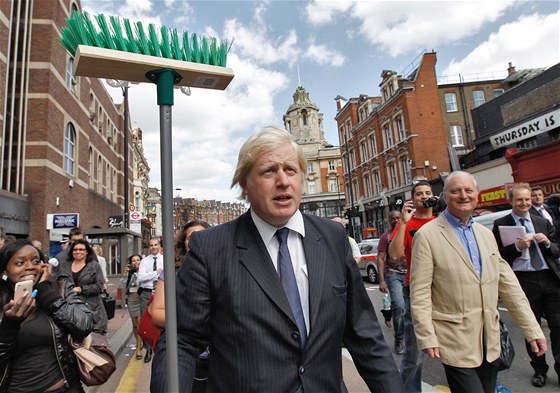 Londýnský starosta Boris Johnson (uprosted) s kottem ve tvrti Clapham...