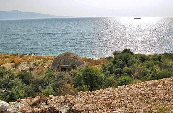Albánské pláe bývaly poseté bunkry. Te jsou poseté i ernými stavbami