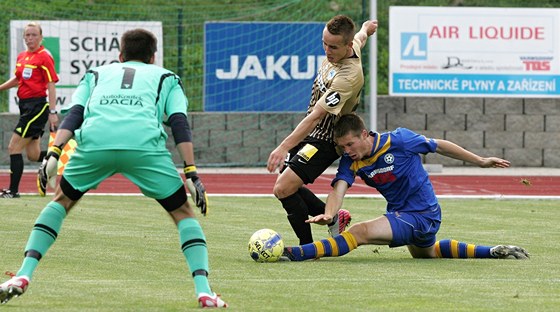 PENALTA! Osud varnsdorfských fotbalist byl ji zpeetn, ale po zákroku Jiího