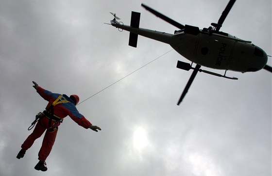 Záchranái dali mladíka do speciálních nosítek a v podvsu vrtulníku transportovali na pístupné místo. Ilustraní foto
