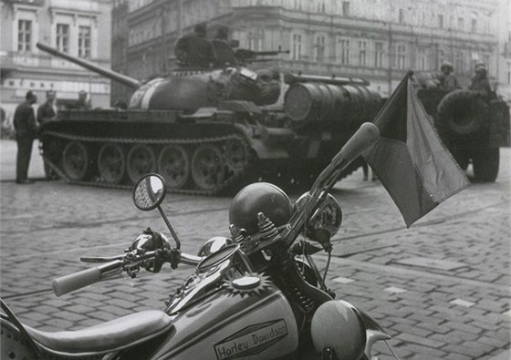 Sovtský tank s bílým pruhem, znaícím píslunost k okupaním vojskm, na Senováném námstí v Praze.