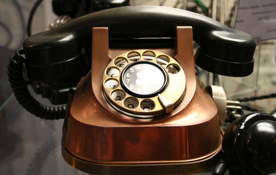 Z expozice historickch telefon v olomouck Veteran Aren 