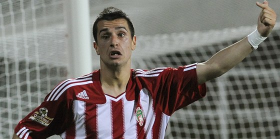 ikovský útoník Ilija Nestorovski slaví gól proti Dukle.