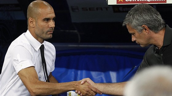 CUKL POHLEDEM. Trenéi Josep Guardiola a José Mourinho si podávají ruku. Mourinho (vpravo) dlal vechno moné, aby se svému rivalovi nemusel podívat do oí.