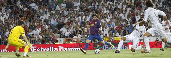 GÓL Lionel Messi stílí gól do sít Realu Madrid, branká Iker Casillas (vlevo)