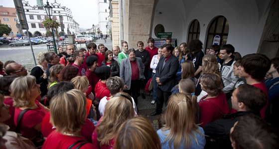 Demonstrace za odvolání editelky Gymnázia Josefa Jungmanna Evy Bulasové