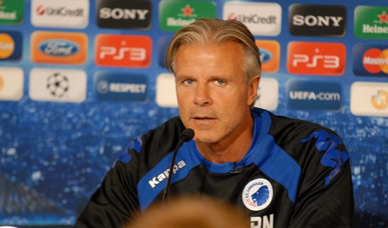 Trenér FC Koda Roland Nilsson hovoí na tiskové konferenci ped utkáním s